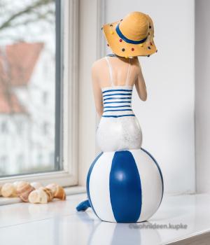 50er Jahre XXL Badefigur Estelle in blau-weißem Outfit mit Ball und Sonnenhut (37cm)